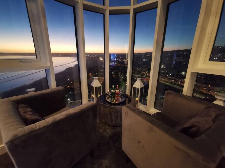 The Panoramic - The Finest Apartment In The City - By Tifa Stays スウォンジー エクステリア 写真